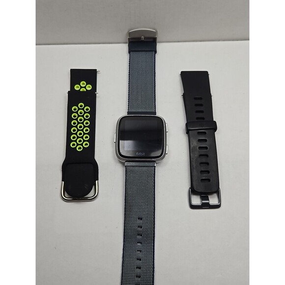 Fitbit Versa FB504 Smartwatch Fitness Heart Rate Bluetooth Extr Bands No Charger - Picture 13 of 13